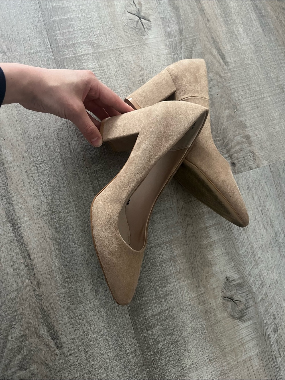 H&M Size 7 Classic Women's Pointed Toe Block Heel Pumps in Beige